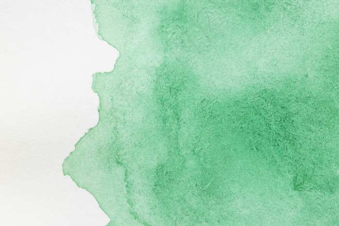 白色表面有绿色手绘污渍