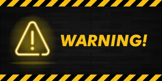 警告霓虹灯文本和带感叹号的三角形符号。