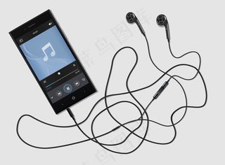 黑色手机，配以浅色背景的现代耳机。桌上的现代手机。连接到手机的耳机。带播放器的音乐手机。插图