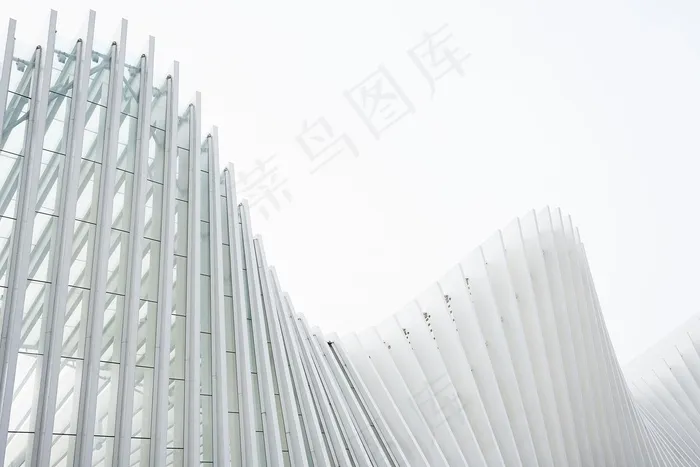 带白色金属肋和玻璃窗的水平拍摄抽象建筑