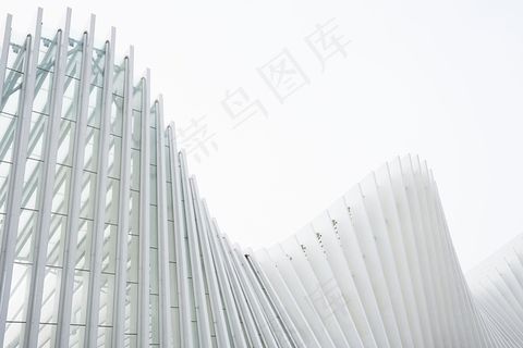 带白色金属肋和玻璃窗的水平拍摄抽象建筑