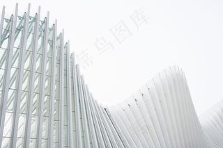 带白色金属肋和玻璃窗的水平拍摄抽象建筑