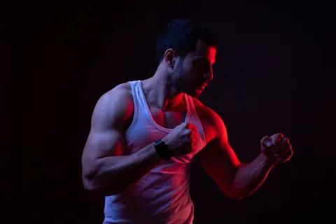 一个站在黑暗房间里的人