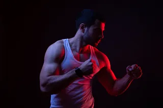 一个站在黑暗房间里的人