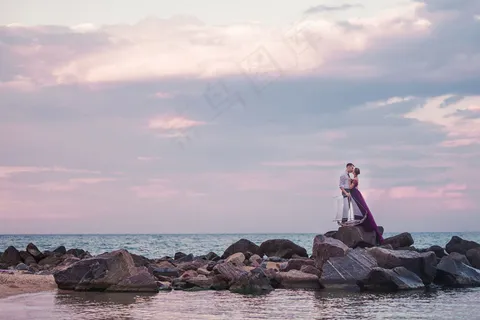 年轻浪漫的情侣在海滩上放松,看日落 年轻浪漫的情侣在海滩上放松,看日落