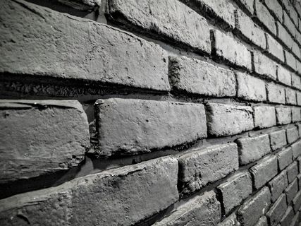 一个美丽的砖墙的灰度照片-完美的冷背景