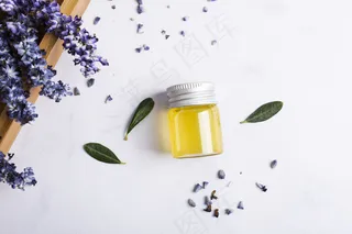 带蜂蜜瓶和鲜花的顶视图布置