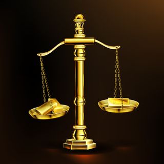 天平上的金条，带有贵金属块的真实黄金砝码