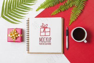 生日礼物旁边的平板笔记本模型样机