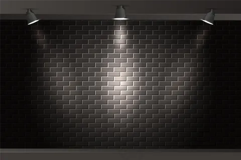 带聚光灯背景的砖墙