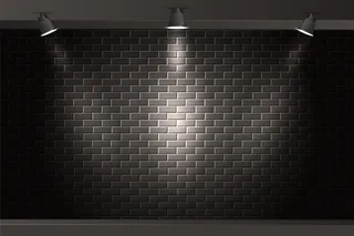 带聚光灯背景的砖墙