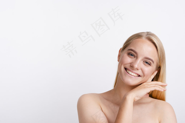 特写微笑的女人看着镜头