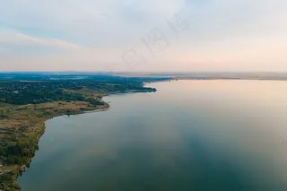 鸟瞰风景如画的陆地、树木、天空映入水中。