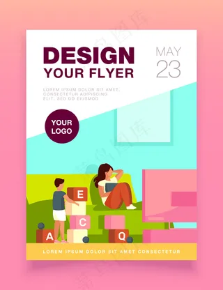 母亲在看电视，儿子在她的宣传单,DM传单模板旁玩耍