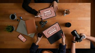 设计师团队简报的俯视图，关于他们的项目和设备模型样机