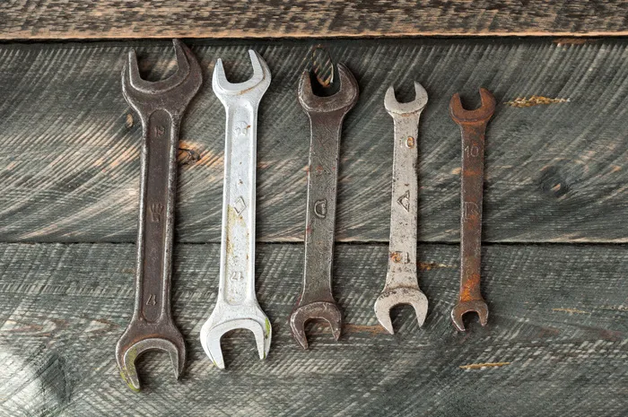 木制背景老扳手俯视图