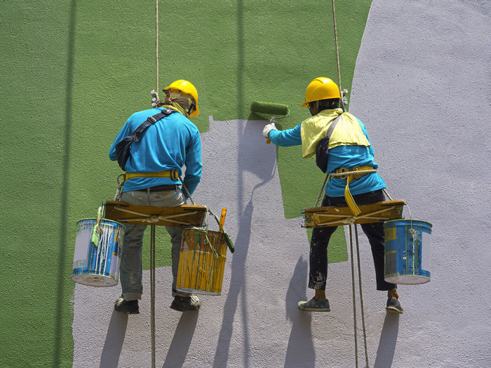 油漆工在建筑物的外部油漆