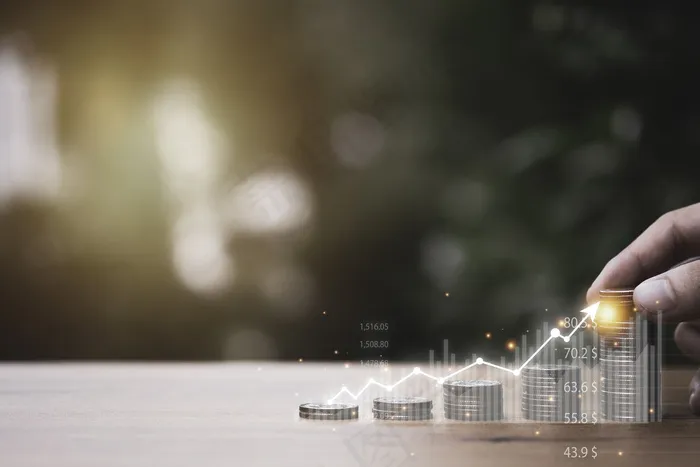 手放硬币堆叠与虚拟趋势图在桌上。企业投资增长和利润增长的概念。