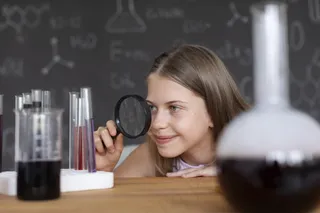 在课堂上学习更多化学知识的漂亮女孩