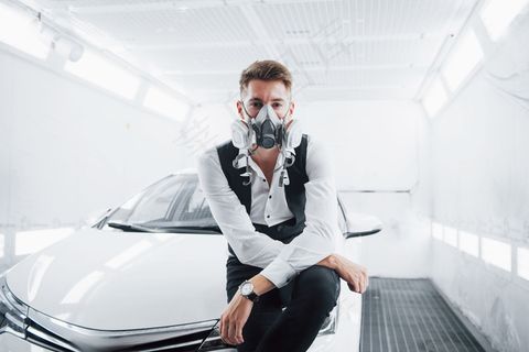 在宽敞的汽车服务中油漆汽车