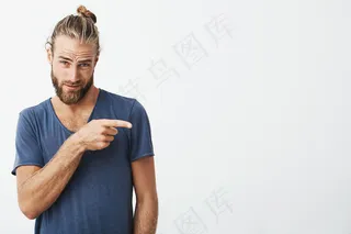 有男子气概的帅哥，发型时髦，胡须蓬松，脸上露出轻浮的表情