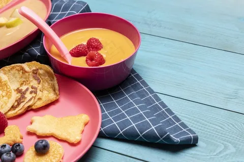 婴儿食品和水果的高角度盘子