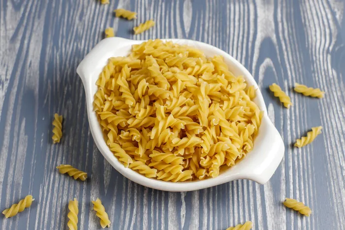 多色无麸质蔬菜意大利面。