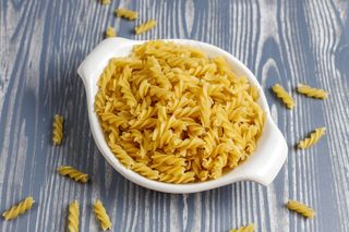 多色无麸质蔬菜意大利面。