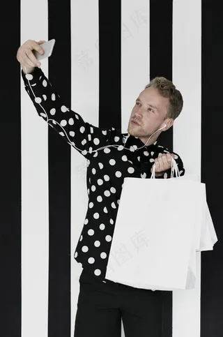 拿着耳机自拍的男人