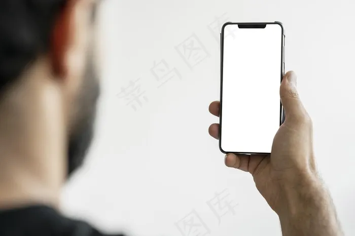 男子手持智能手机特写psd模版下载
