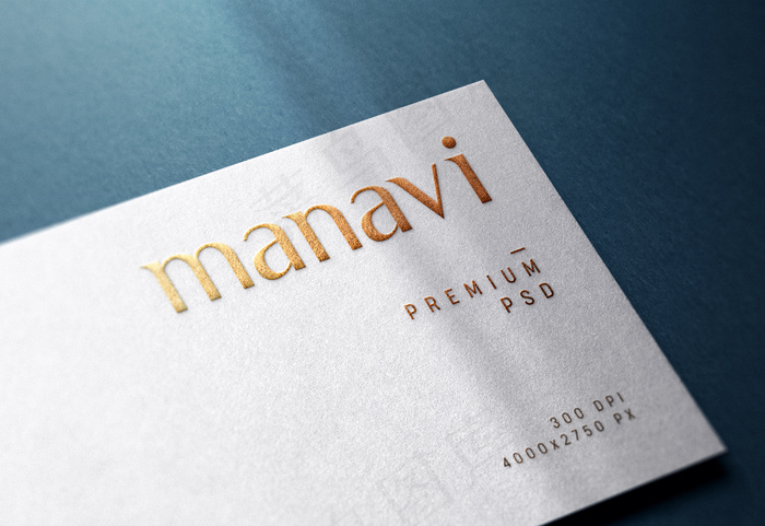 白色名片上的浮雕徽标模型样机