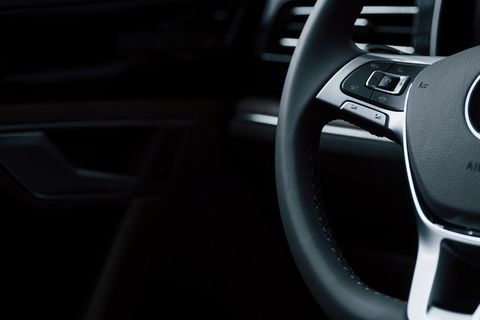 光滑的材料。全新现代豪华汽车内饰特写