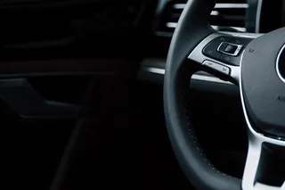 光滑的材料。全新现代豪华汽车内饰特写