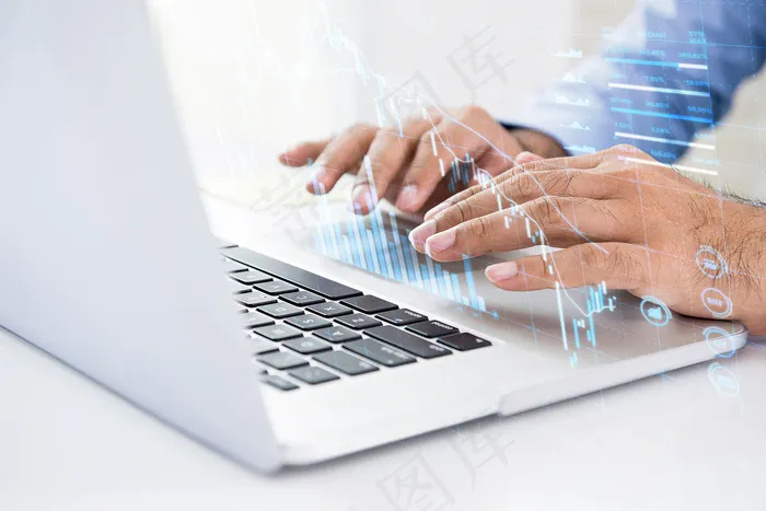 商人利用计算机搜索股票数字数据进行投资