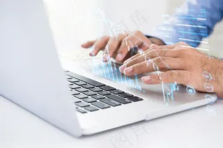 商人利用计算机搜索股票数字数据进行投资