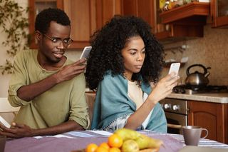 严肃漂亮年轻黑皮肤的妻子穿着裹身上网