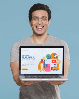 中枪手拿笔记本电脑