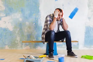 看向别处的人的正面图