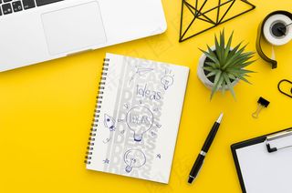 带笔记本电脑和笔记本电脑模型样机的办公桌