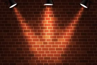 带聚光灯背景的砖墙