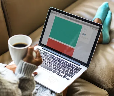 在笔记本上工作的女人