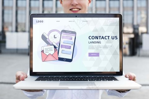 站在户外拿着笔记本电脑的人