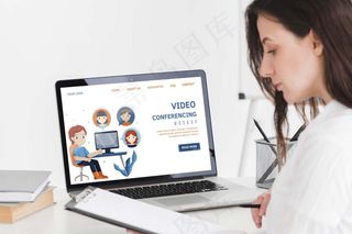 用笔记本电脑在线学习的女性
