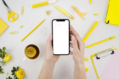 平放手拿着装有茶的智能手机模型样机