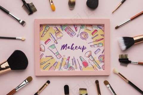 用化妆刷围成的木制框架