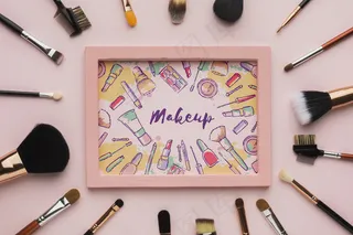 用化妆刷围成的木制框架