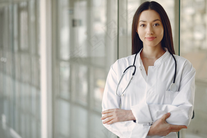 穿着白色制服的女医生站在大厅里