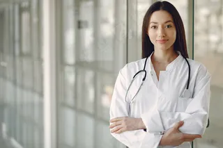 穿着白色制服的女医生站在大厅里