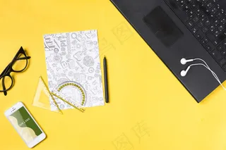 工作区内的电子笔记本电脑和纸张