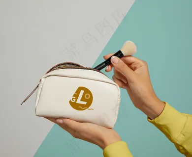 拿着化妆袋的女人